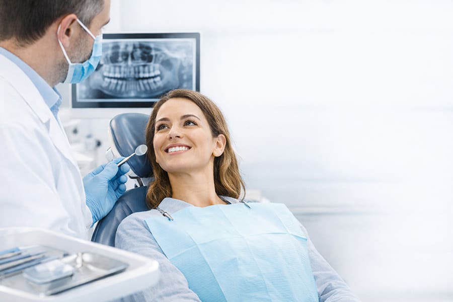 primera visita al dentista revisión dental en clínica odontológica